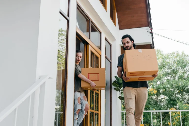 Vận chuyển các thùng đồ trong ngày chuyển nhà