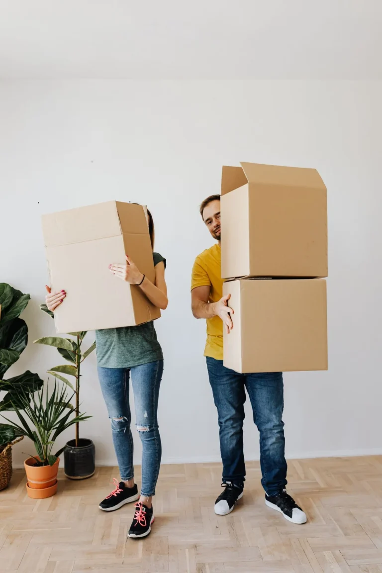 Thùng carton và đồ dùng trong căn hộ